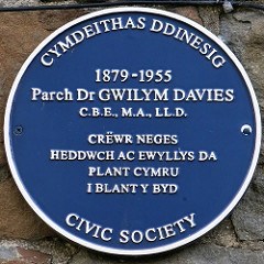 Parch Dr Gwilym Davies Plaque